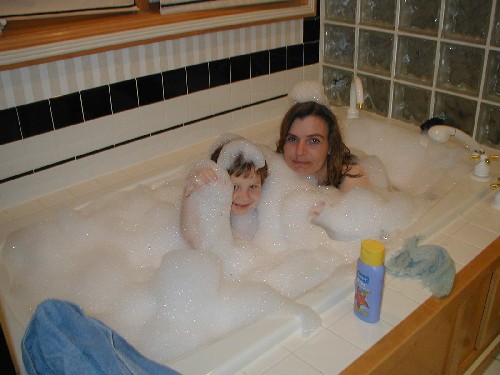 Jacquie & Sianna in the tub - 4 December 2004