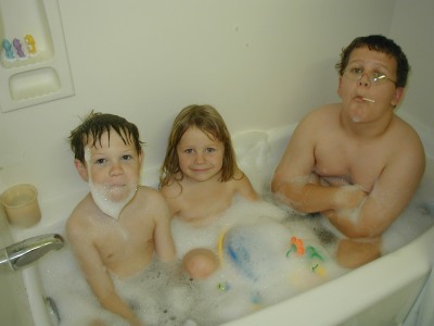 Nathan, Sianna & Daniel in the tub - 23 November 2003